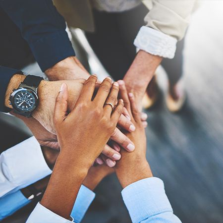 Mehere Hände formen einen Kreis